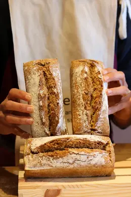699-biocoop-rouret-piccoline-magasin-bio-pain-campagne-farine-tranche.webp