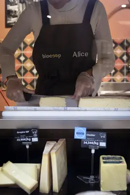 699-biocoop-rouret-piccoline-magasin-bio-tome-fromage-coupe.webp